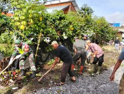 Jaga Lingkungan Tetap Bersih dan Sehat, Babinsa Gotong Royong Bersama Warga