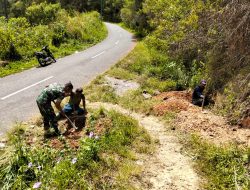 Babinsa Koramil 01/Lut Tawar Laksanakan Karya Bhakti Bersama Warga di Desa Binaan