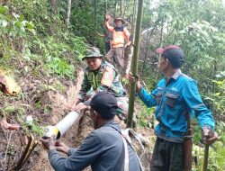 Babinsa Pos Ramil Syiah Utama Bersama Warga Desa Rusip Gotong Royong Perbaiki Pipa Saluran Air