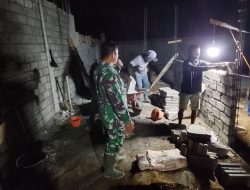 Kejar Target Penyelesaian Pembangunan KDKMP, Babinsa Dampingi Pekerja Hingga Lembur