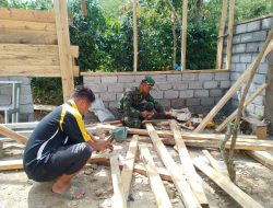 Babinsa Koramil 08/Silih Nara Gotong Royong Bantu Renovasi Rumah Warga di Wih Sagi Indah