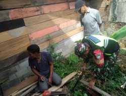 Babinsa Koramil 04/Bintang Bersama Warga Gotong Royong Perbaiki Rumah di Desa Kejerun Syiah Utama