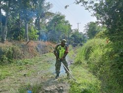 Jum’at Bersih, Babinsa Koramil 04/PRG Bersama Warga Desa Blang Ara Laksanakan Pembersihan Lingkungan