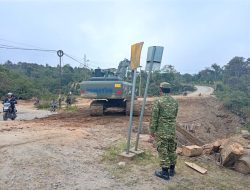 Anggota Koramil 05/Permata Amankan Kegiatan Alat Berat Zeni TNI AD di Lokasi Pembangunan Jembatan Bailey