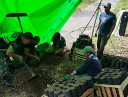 Babinsa Koramil 04/Bintang Bantu Warga Isi Polybag Bibit Kopi di Desa Sintef