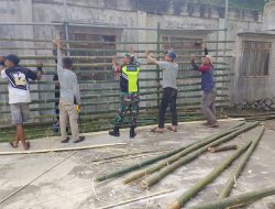 Babinsa Koramil 04/Bintang Bantu Warga Bangun Pagar Lapangan Voli di Desa Wilah Setie