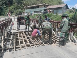 Jembatan Bailey Umah Besi Kembali Mengalami Kerusakan, Danramil 03/TG Kerahkan Anggota Laksanakan Perbaikan