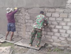 Memiliki Keahlian Tukang Bangunan, Babinsa Koramil 01/Bandar Bergerak Bantu Pekerja KDKMP Plester Tembok