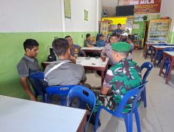 Babinsa Koramil 01/Lut Tawar Pererat Kemanunggalan TNI dengan Rakyat Melalui Komsos di Desa Bale Atu