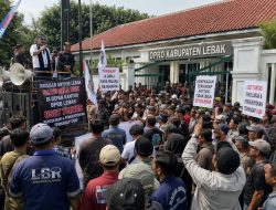 Ratusan Aktivis Lebak Orasi Bela Uun Di Depan Kantor DPRD Lebak