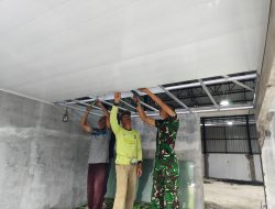 Babinsa Koramil 01/Bandar Dampingi Pekerja Pasang Plafon dan Pintu di Lokasi KDKMP