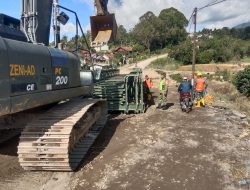 Danramil 05/Permata Hadir Langsung dan Ikut Terlibat Pengerjaan Jembatan Bailey