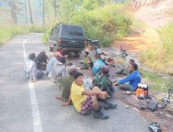 Usai Gotong Royong Bersihkan Jalan, Babinsa Desa Wir Tingkem Laksanakan Komsos Bersama Warga