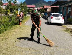 Peduli Lingkungan, Babinsa Koramil 02/Bebesen dan Warga Gotong Royong Bersihkan Bahu Jalan di Desa Mongal