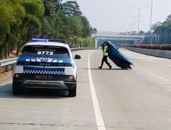 Aksi Sigap Iptu Kosim Personil Induk PJR BSD Korlantas Polri Mengamankan Terpal yang terjatuh di Ruas Tol BSD