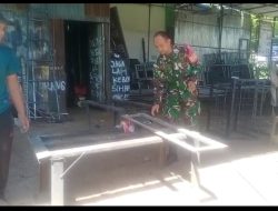 Babinsa Koramil 03/Pegasing Perkuat Kebersamaan dengan Membantu Pemuda Binaan Bangun Kanopi di Aceh Tengah