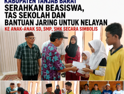 Ketua LAZISMU Wilayah Provinsi Jambi Serahkan Beasiswa, Tas Sekolah dan Bantuan Jaring Nelayan di Tanjab Barat