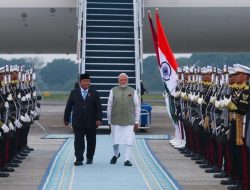 PM India Narendra Modi Tiba di Indonesia, Disambut Langsung Presiden Prabowo