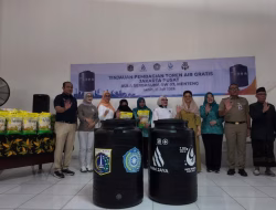 Tak Perlu Lagi Menampung Air di Ember, Warga Kini Dapatkan Toren untuk Kelola Air yang Lebih Stabil