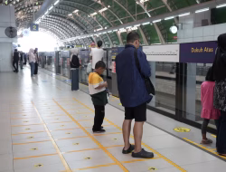 Keselamatan Pengguna di LRT Jabodebek, Mengapa Kebiasaan Sederhana Tidak Boleh Diabaikan?
