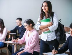 Bahasa Inggris di Kampus: Mitos atau Realita?