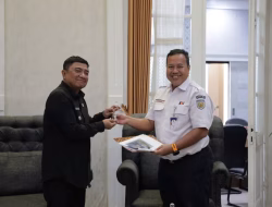KAI Daop 2 Bandung Serahkan Gardu JPL 19 kepada Pemkab Garut, Wujud Sinergi Tingkatkan Keselamatan Kereta Api di Perlintasan Sebidang