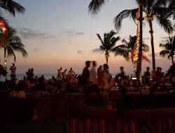 Anatomi Kuliner Seminyak: Polarisasi Tiga Stratum Ekonomi dalam Satu Koridor Jalan