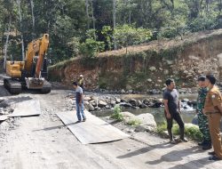 Danramil 03/TG, Bersama Dinas Terkait Tinjau Perbaikan Jembatan Alternatif