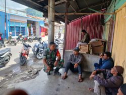 Dengan Pendekatan Humanis, Babinsa Koramil 06/Bukit Jalin Komunikasi Sosial Bersama Pemuda di Wilayah Binaan