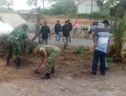Anggota Koramil 05/Permata Gelar Gotong Royong Bersama Warga,  Semarakkan Kemerdekaan RI Ke-81