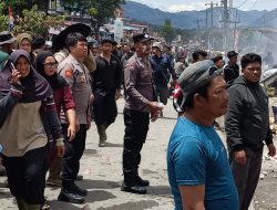 Polsek Jagong Jeget Bersama Damkar dan Masyarakat Bahu Membahu Padamkan Kebakaran di Pasar Jagong Jeget
