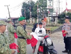 Koramil 05/Permata Bersama Forkopimcam Bagikan 200 Bendera Merah Putih Sambut HUT Kemerdekaan RI Ke-81