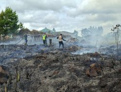 Kebakaran Lahan Kosong Kembali Terjadi Di Kecamatan Wih Pesam TNI Bersama Damkar Lakukan Pemadaman