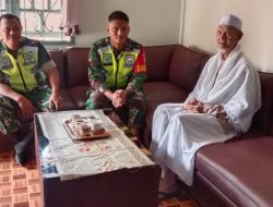 Perkuat Silaturahmi, Babinsa Koramil 02/Wps Kunjungi Kediaman Ulama Karismatik Abu Aliman