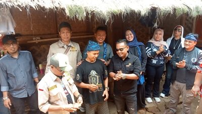 Momentum Kemerdekaan RI ke-81, Forwatu Banten Kunjungi Baduy — Pasang Bendera, Sematkan KTA, Murak Kadu & Ngaliwet Bareng