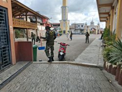Jelang Maulid Nabi, Anggota Koramil 01/Bandar Bersama Polsek dan Masyarakat Gotong Royong Bersihkan Masjid Al-Falah