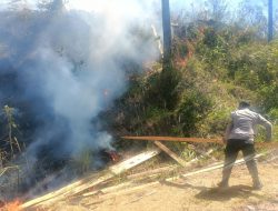 Polsek Bukit Bersama Warga Padamkan Kebakaran Lahan di Tingkem Bersatu