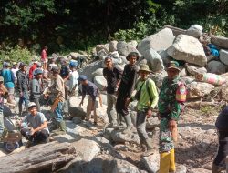 Wujud Kepedulian Terhadap Warga, Babinsa Koramil 04/PRG , Perbaikan Air Bersih di Desa Rata Ara