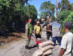 Wujud Kepedulian, Babinsa Koramil 04/PRG Dampingi Warga Pengecoran Jalan Desa Perdamaian