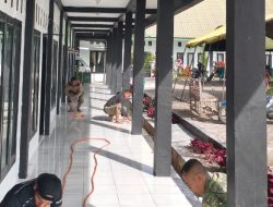 Wujudkan Keindahan Kantor Staf, Personel TNI Lakukan Pengecatan