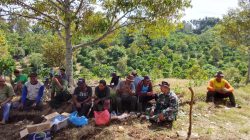 Di Sela Kegiatan Gotong Royong, Babinsa Koramil 04/PRG Komsos Sampaikan Pesan-pesan Penting