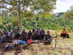 Di Sela Kegiatan Gotong Royong, Babinsa Koramil 04/PRG Komsos Sampaikan Pesan-pesan Penting