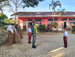 Jadi Pembina Upacara Bendera Di SD Negeri Rata Ara, Babinsa Tanamankan Nasionalisme Sejak Dini