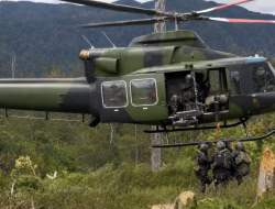 Di Tengah Ancaman Konflik, 11 Prajurit Koops TNI Habema Evakuasi Warga Ugimba dengan Dua Helikopter