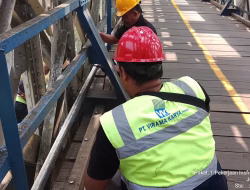 KAI Daop 2 Bandung Bergerak Cepat Lengkapi Baut dan Perbaiki Papan Jembatan Cirahong Untuk Keselamatan