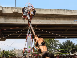 Semarak HUT ke-81 RI, Adapundi Turut Meriahkan Panjat Pinang Kalimalang 2026