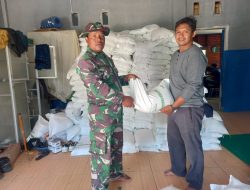 Pastikan Bantuan Sampai Ke Tangan Warga, Babinsa Koramil 01/Bandar Pendampingan Bantuan Pangan Beras