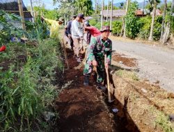 Babinsa Bersama Warga Gotong Royong Membangun Saluran Drainase Jalan Desa