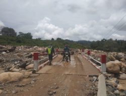 Curah Hujan Meningkat, Babinsa Koramil 01/Bandar Lakukan Pengecekan Jembatan Aramco