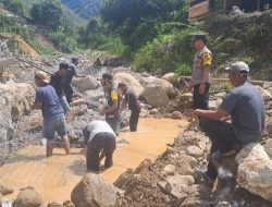 Polisi Aceh Tengah dan Warga Kompak Gotong Royong, Jembatan Pilar Jaya Dikebut Agar Segera Terhubung